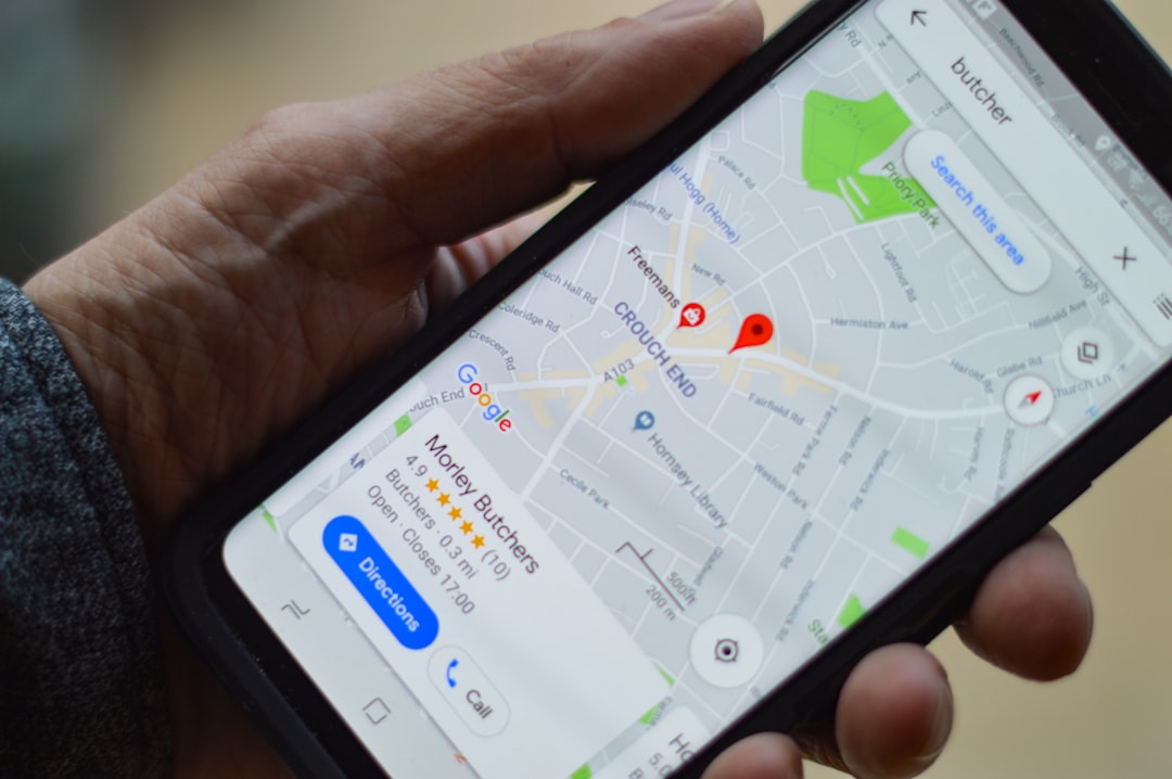 Smartphone App vs Dedicated GPS Device – Which One Wins for Surf Trips? 🏄