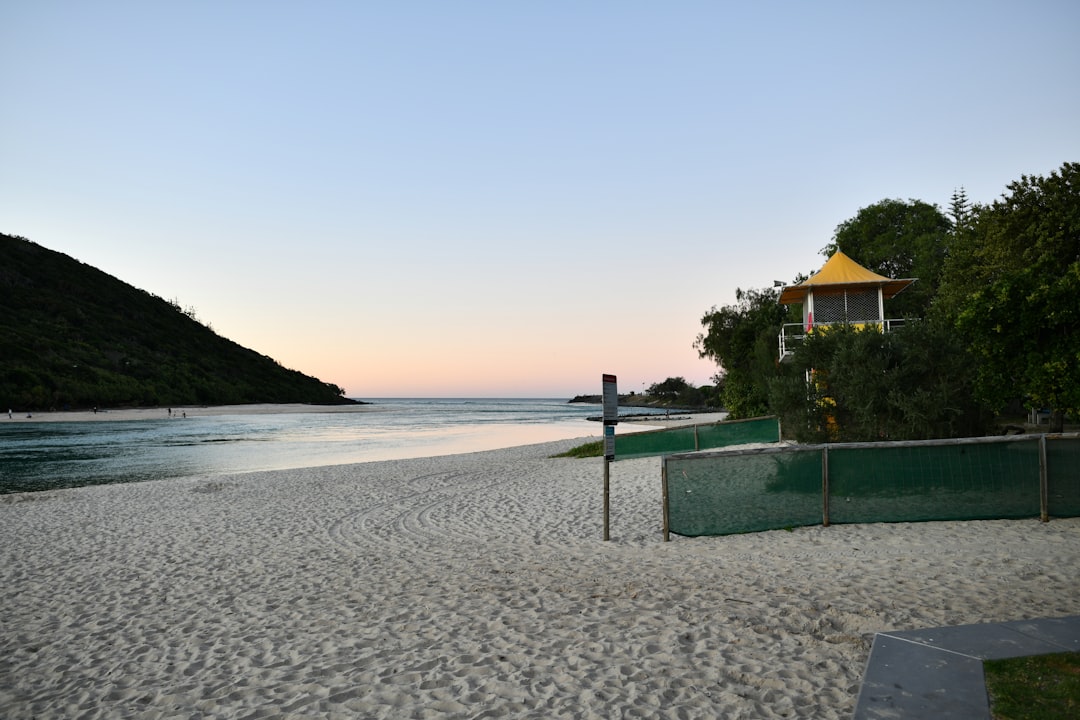 The sun dips below the horizon painting the Coral Sea in shades of orange and pink, and you realise you didn’t have to spend a fortune to see this! 7 Cheap Activities on the Queensland Coast Under $50! 🌊