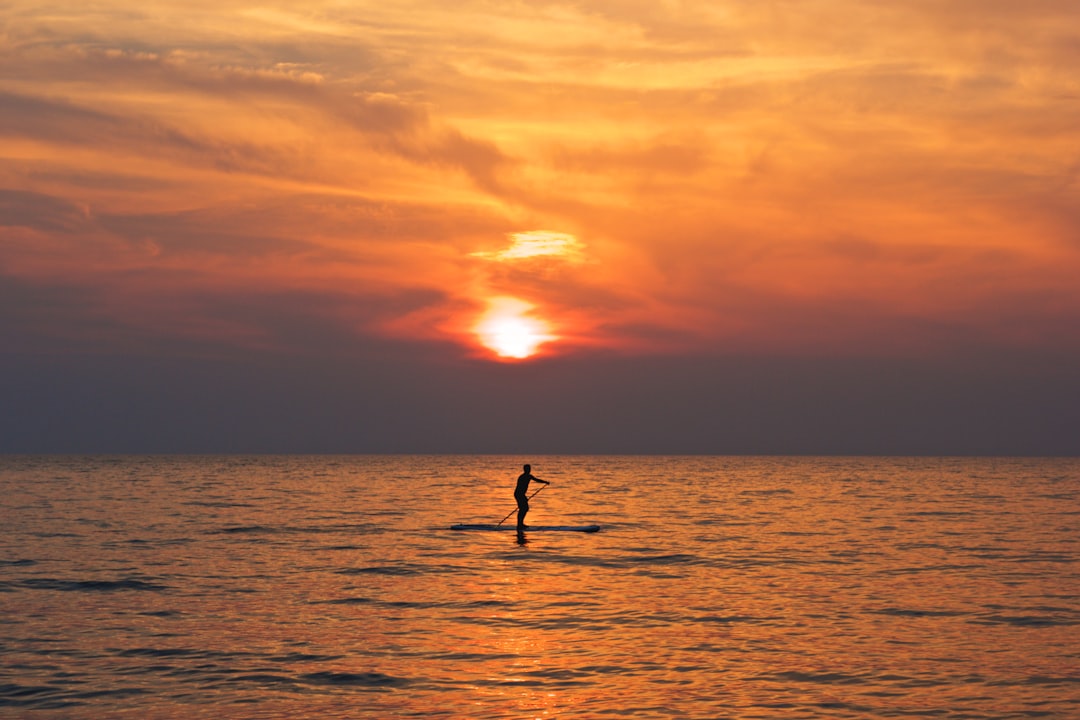🏄 Paddleboarding Australia: Your Complete Step-by-Step Guide to Water Sports Prices & Gear!
