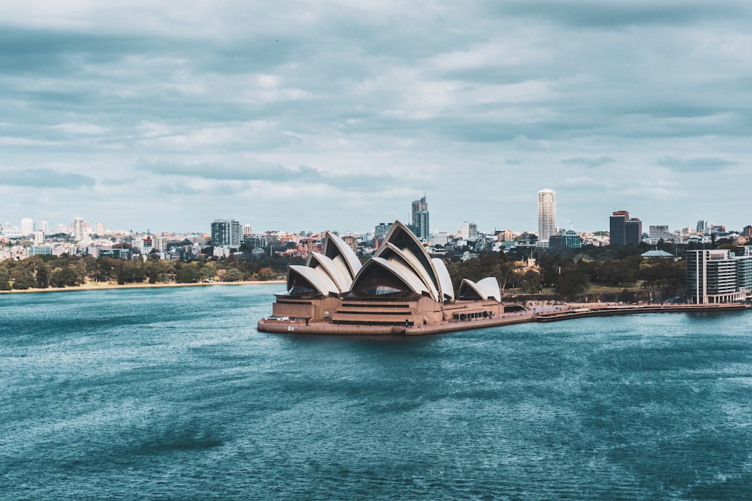 🌌 Over 2.5 million Sydneysiders live under light pollution! Here’s how to escape it for epic stargazing in one post!