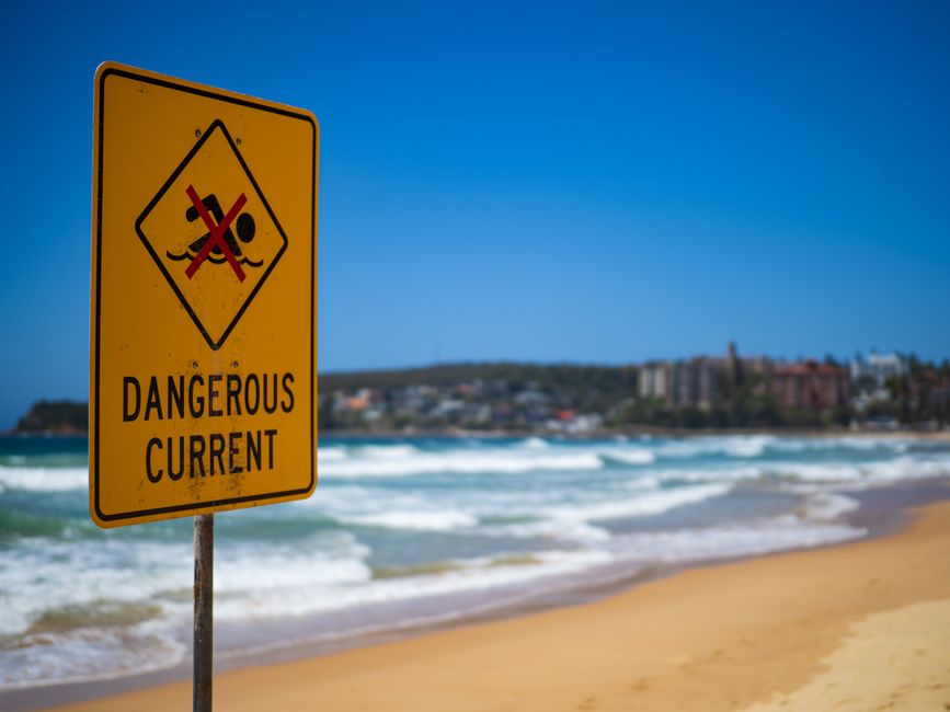 🏖️ Ever wondered how to conquer Australia’s beaches without getting stung or lost? Here’s exactly how I did it!