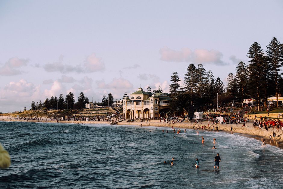 🏖️ Ever wondered how to conquer Australia’s beaches without getting stung or lost? Here’s exactly how I did it!